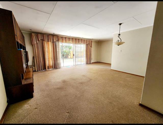 3 BEDROOM TOWNHOUSE FOR SALE IN VANDERBIJLPARK SW 5